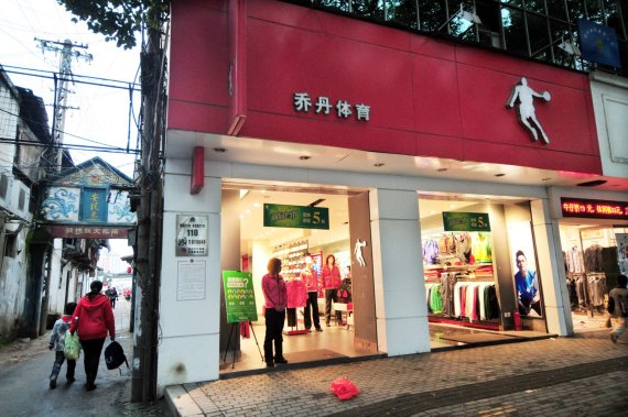 mb-retail-china Online and offline retail are converging more and more in China.