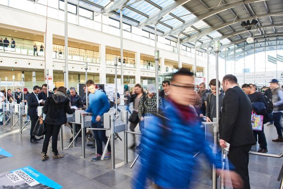 mb-170205-ispo-munich-2017-jf-0022 Crowds begin to gather in the early morning – let ISPO MUNICH 2017 begin!
