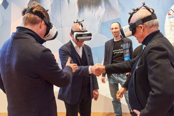 mb-170205-ISPO_Munich_2017_jf_0491 Achtung, steil! Willy Bogner (r.) hilft Klaus Dittrich (Vorsitzender der Geschäftsleitung der Messe München GmbH) über den flachen Boden, der in der virtuellen Welt Abgründe bereit hält.
