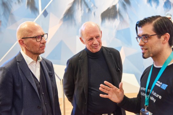 mb-170205-ISPO_Munich_2017_jf_0487 Klaus Dittrich (l., Vorsitzender der Geschäftsführung der Messe München GmbH) mit Unternehmer Willy Bogner (Mitte).