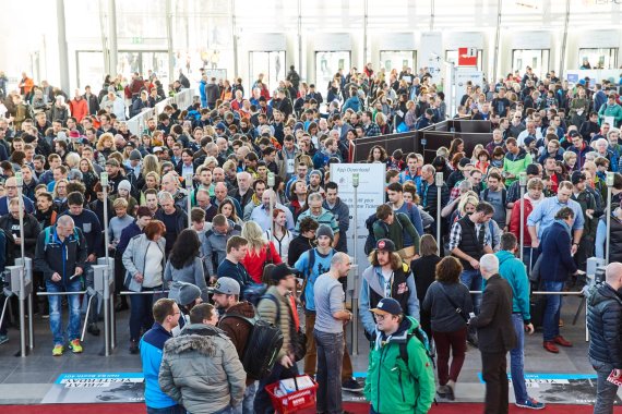 mb-170205-ispo-munich-2017-jf-0005 Let’s get going: Even before the opening of the halls, hundreds of visitors were standing at the entrance of Messe München.