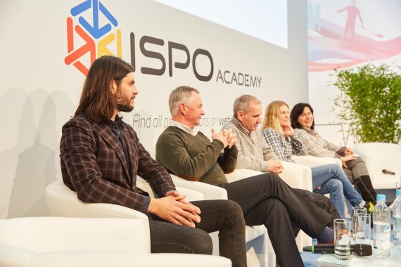 mb-170206-ISPO_Munich_2017_jf_0942 Das hochkarätige Symposium war unter anderem besetzt mit (von l. nach r.): René Harrer (Head), Thomas Scheck (Intersport), Peter Hennekes (Deutscher Skilehrerverband), Antje von Dewitz (Vaude) und Waltraud Lenhart (Leki).