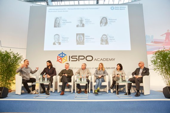 mb-170206-ISPO_Munich_2017_jf_0943 (von l. nach r.): Moderator Guido Heuber, René Harrer (Head), Thomas Scheck (Intersport), Peter Hennekes (Deutscher Skilehrerverband), Antje von Dewitz (Vaude), Waltraud Lenhart (Leki) und Messechef Klaus Dittrich..