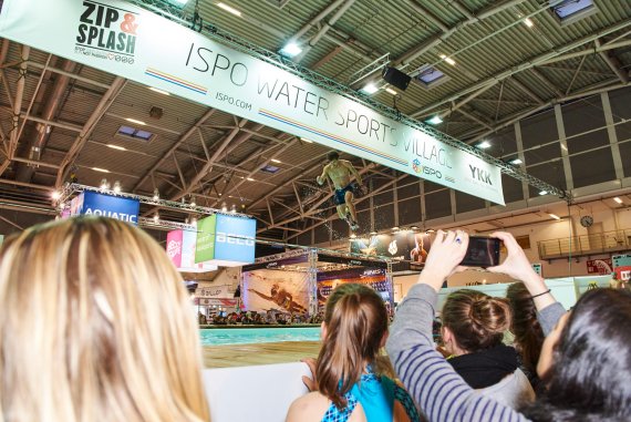mb-170206-ISPO_Munich_2017_jf_1296 Spektakuläre Tricks auf der schmalen Slackline: Und das über Wasser!