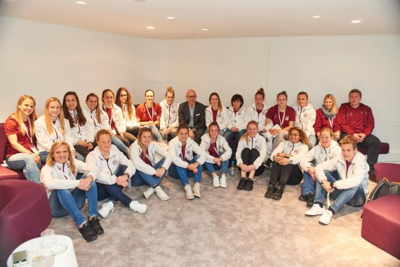 mb-170206-ispo-munich-2017-jf-1117 FC Bayern’s women’s soccer team together with the CEO of Messe München, Klaus Dittrich