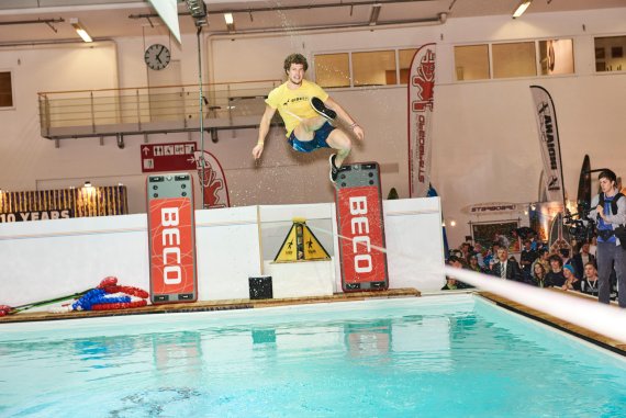 mb-170206-ispo-munich-2017-jf-1288 Tauri in action: The spectators crowd around the pool is cheering on Tauri Vahesaar while he is doing flips on the slackline.