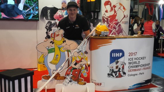 mb-170206-20170206-160444 Konrad Abeltshauser with Asterix (r.) and Obelix.