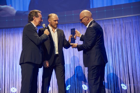 mb-170207-ISPO_Munich_2017_jf_3391 Klaus Dittrich (r.) übergibt den ISPO Pokal an Hermann Maier (M.), Gerd Rubenbauer moderiert.