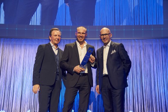 mb-170207-ISPO_Munich_2017_jf_3410 Hermann Maier (M.) proudly holds the ISPO trophy 2017, which he was awarded by Klaus Dittrich (Chairman of Messe München GmbH). The laudatory speech was held by Gerd Rubenbauer (l.).