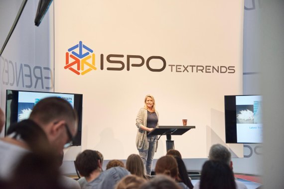 mb-170208-ISPO_Munich_2017_jf_3279 Ulrike Arlt stellt die neuen Fiber-Trends auf der ISPO TEXTRENDS Bühne vor.