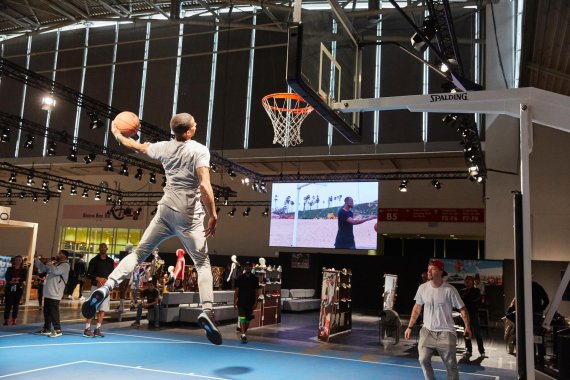mb-170208-ISPO_Munich_2017_jf_3470 Der Franzose Guy Dupuy präsentierte dem Publikum bei POLYGON seine Dunking-Tricks.
