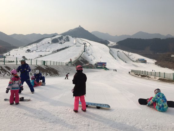 mb-170220-whatsapp-image-2017-02-20-at-61245-am A lot of beginners are out on China’s pistes: Here a ski instructor (l) is explaining what to do on a snowboard.