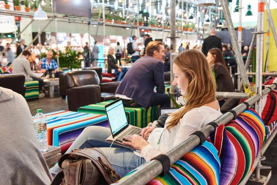 mb-Bloggerin-ISPO-MUNICH23017 Ein entspanntes Arbeitsklima: In der Influencer's Clublounge schrieben die meisten Blogger.