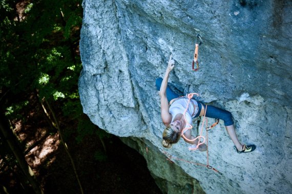 mb-170223-_EHF8708_1200px_72_dpi_facebook Lena Herrmanns Lieblings-Klettergebiet ist das Frankenjura. Auf kleinen Leisten und Löchern ist sie besonders gut.