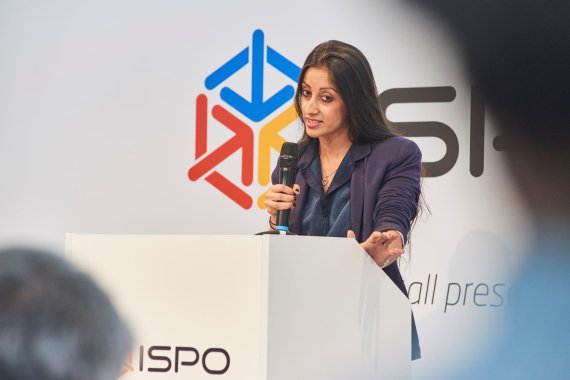 mb-ishveen-anand-elevator-pitch Ishveen Anand beeindruckt mit ihrem Vortrag die Jury von ISPO BRANDNEW Digital. Die US-Amerikanerin landet mit OpenSponsorship letztlich auf Rang zwei.