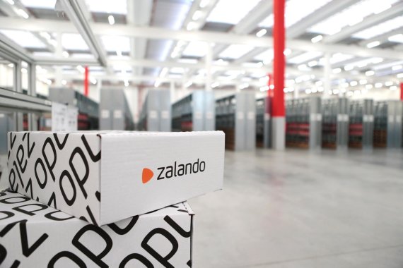 mb-170301-Zalando-Center-Karton Zalando ist auf Wachstumskurs: Der Mode-Online-Retailer übernimmt Kickz.