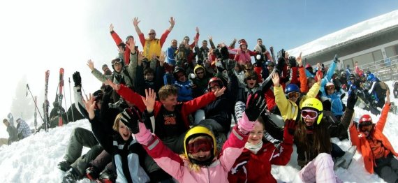 mb-170317-Gruppenbild_Home_Ausschnitt1 Die Schneesport Stiftung unterstützt insbesondere benachteiligte Kinder und Jugendliche, Migranten, Flüchtlinge und bietet ihnen die Möglichkeit, den Wintersport zu erleben.