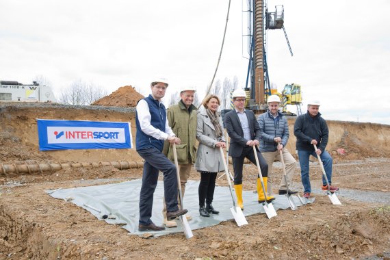mb-170321-intersport-logistikerweiterung-spatenstich Hannes Rumer, Kim Roether, Agnes Christner, Knud Hansen, Jochen Schnell, Stefan-Marcel Schlepp (from left) at the ground-breaking ceremony 20 March 2017.