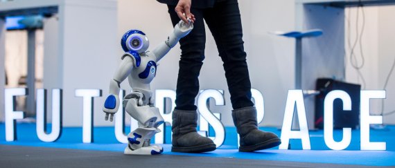 mb-170315-roboter-auf-der-internet-world-messe-2017-copyright-marc-mueller Artificial intelligence is a real asset for retail and customers.