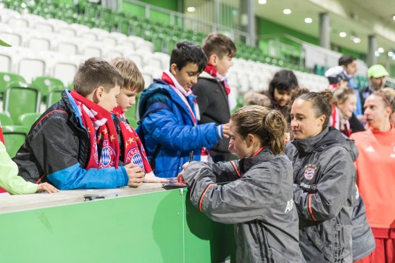 mb-initiative-fc-bayern-Frauen Autogrammstunde mit den Spielerinnen des FC Bayern München.