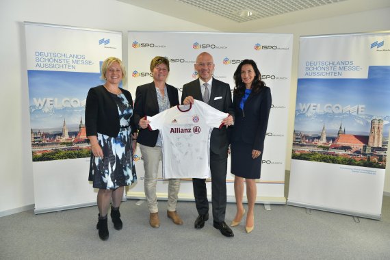 mb-170327-trikot-uebergabe Presented a soccer shirt signed by the players of the FC Bayern women’s team (from left): Sandra Bindler, Member of the Executive Board of Münchner Bank eG, Karin Danner, Manager of the Department of Women’s soccer at FC Bayern Munich, Klaus Dittrich, Chairman of the Board of Messe München GmbH and Clarissa Käfer, Head of the “Clarissa and Michael Käfer Foundation”.