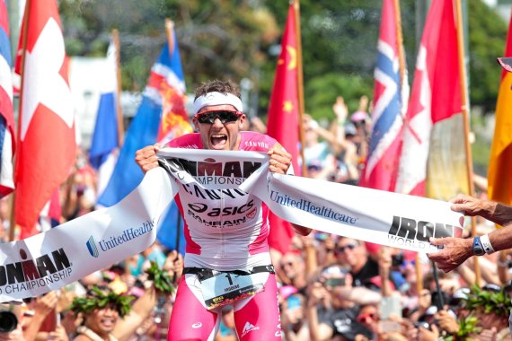 Jan Frodeno a défendu son titre de champion du monde de triathlon longue distance à l'Ironman d'Hawaï 2016.