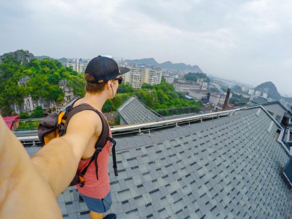 mb-170406-Selfie_Michi_Leber_Parkour_Dach_1_-_China Ein Selfie über den Dächern Chinas: Michi Leber in Aktion.