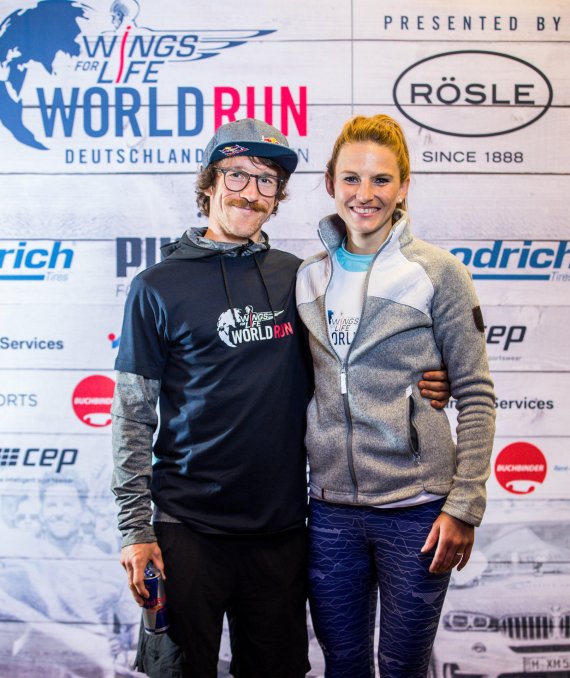 mb-170411-wings-for-life-world-run-pressekonferenz-c-marc-mueller-red-bull-content-pool-1 Florian Neuschwander with long-distance runner Ingalena Heuck.