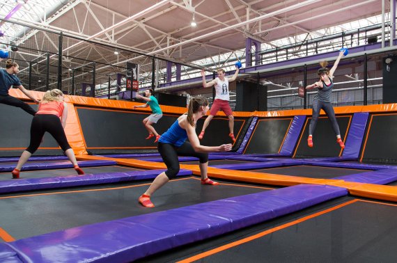 mb-170418-JUMPHouseLeipzig_GameJUMP_inAktion_01 Nicht nur für Kinder und Jugendliche ist ein Besuch in einer modernen Trampolinhalle – wie hier im Jump Hose Leipzig – ein großer Spaß.