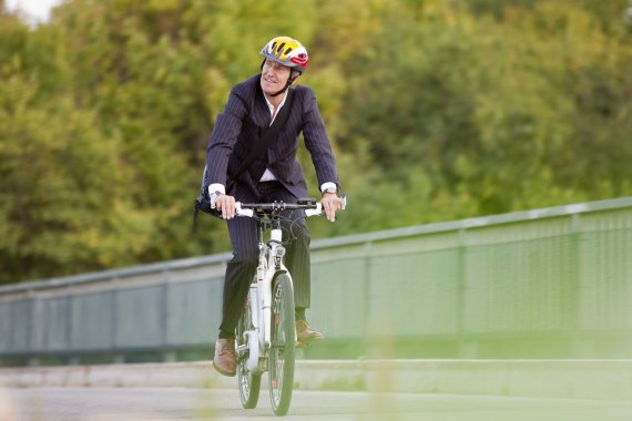 mb-170420-mann-ebike Mit dem E-Bike durch München radeln: Infos gibt es auf den E Bike Days 2017.