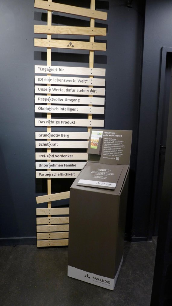 mb-170421-2017-vaude-stores-fairwertung Vaude uses flyers to inform customers about the purpose of the old clothes collection boxes.
