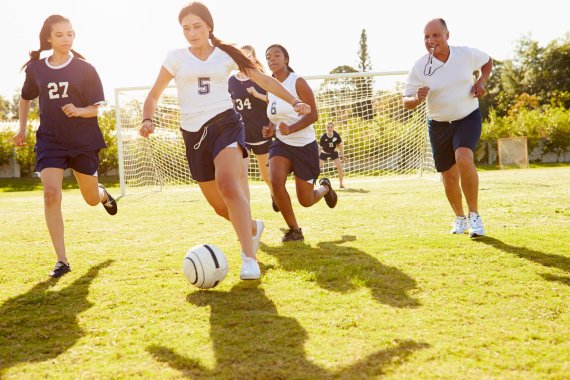 Jugendliche, die häufiger Sportunterricht an ihrer Schule genießen, sind zufriedener.