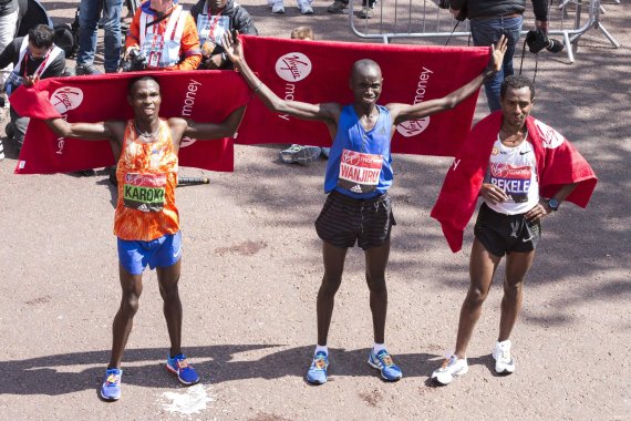 mb-170426-bekele-london-marathon Kenenisa Bekele (r.) ist unzufrieden mit seinem 2. Platz beim London-Marathon hinter Sieger Daniel Wanjiru (M.).