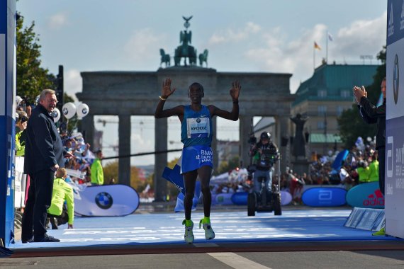 mb-170504-eliud-kipchoge-berlin Eliud Kipchoge siegt beim Berlin Marathon 2015 – auch Probleme mit seinen Nike-Schuhen können ihn nicht stoppen.