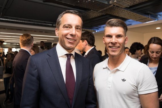 mb-170505-Runtastic-Gschwandtner-Kern Zur Neueröffnung des Runtastic-Büros begrüßt CEO Florian Gschwandtner (r.) Österreichs Bundeskanzler Christian Kern.