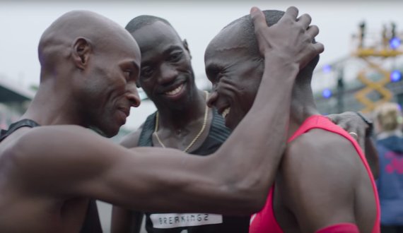 mb-170508-Breaking2 Eliud Kipchoge (r.) wird von seinen Pacemakern nach dem „Breaking2“-Lauf beglückwünscht.