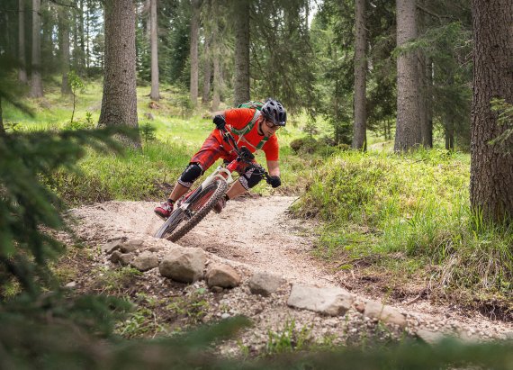 mb-170515-1-eb-21509-2 E-MTB pro Stefan Schlie with a perfect curve technique on his e-bike