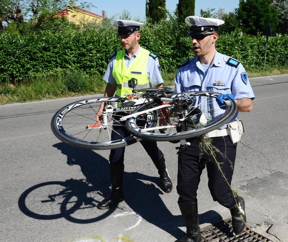 mb-170523-bike-nicky-hayden Italienische Polizisten tragen das zerstörte Rennrad von Nicky Hayden von der Unfallstelle.
