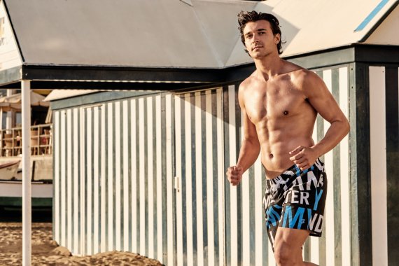 mb-170530-Badeshorts Badeshorts sind bequem und luftig. Modische Männer tragen allerdings die kürzere Variante, die nicht bis zum Knie reicht.
