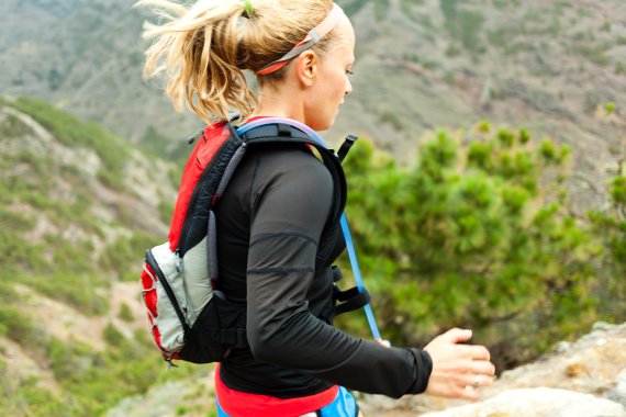 Besonders beim immer beliebter werdenden Trailrunning setzen viele auf Trinkrucksäcke, Trinkwesten oder Trinkblasen.