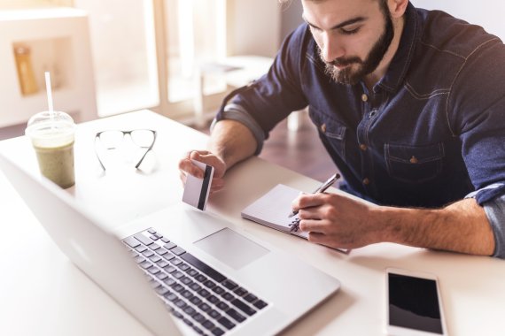 mb-170622-Online-Shopping-Retail Die Deutschen kaufen mehr und mehr im Internet ein – der Handel reagiert offenbar zaghaft auf die neuen Bedürfnisse der Kunden.