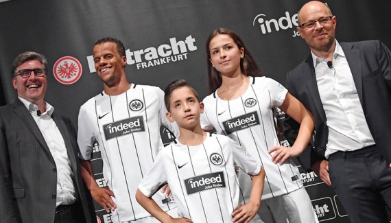mb-170626-Indeed-Eintracht-Frankfurt Auf der Brust des Trikots von Eintracht Frankfurt wirbt bis 2020 das Jobportal Indeed.