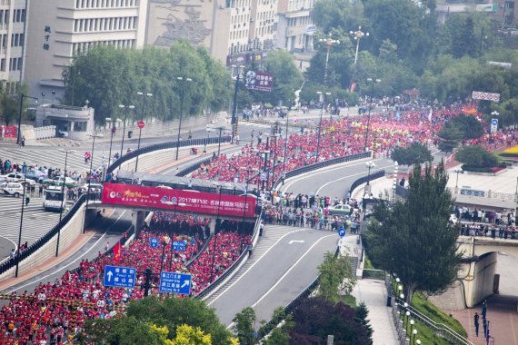 mb-170628-imago28864212h Der Jilin-Marathon Ende Juni 2017 zog über 30.000 Läufer an.
