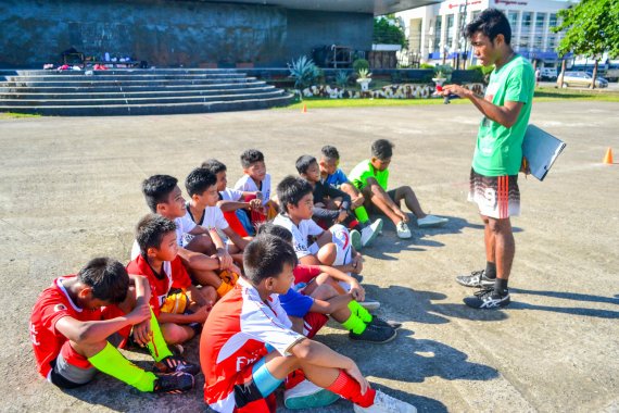mb-170727-17 0427 SATUC Tryouts Day 2 -15 When the coach explains everybody is listening