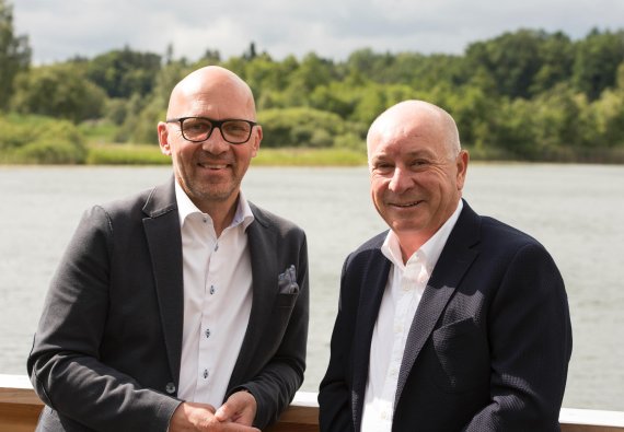 Klaus Dittrich (l.), Chairman and CEO of Messe München, and Dr. Michael Schineis, President of Winter Sports Equipment Amer Sports.