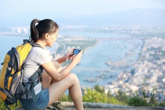 mb-en-wechat-nutzer-smartphone-outdoor Relying on your smartphone outdoors? WeChat makes it possible.