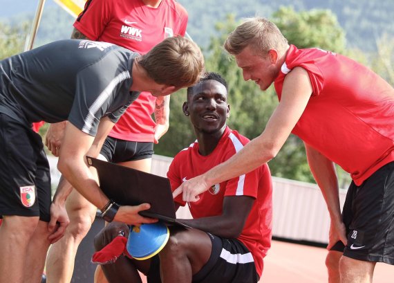 mb-spielanalyse-augsburg Digitale Innovation für den Fußball-Fortschritt: Die Spielanalyse nimmt – hier bei Bundesligist FC Augsburg - einen immer größeren Raum ein