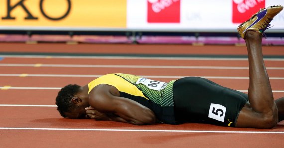 mb-170813-imago29458166h Gold ist beim Abschied nur der Schuh: Usain Bolt, über 4x100 Meter zuvor Dritter, stürzt bei der abschließenden Sprint-Staffel, dem letzten Rennen seiner Karriere.