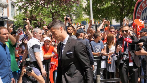 Robert Lewandowski, popular among fans and social media: Felix Loesner (right, with sunglasses) ensures that FC Bayern’s social media followers are provided with real-time information.
