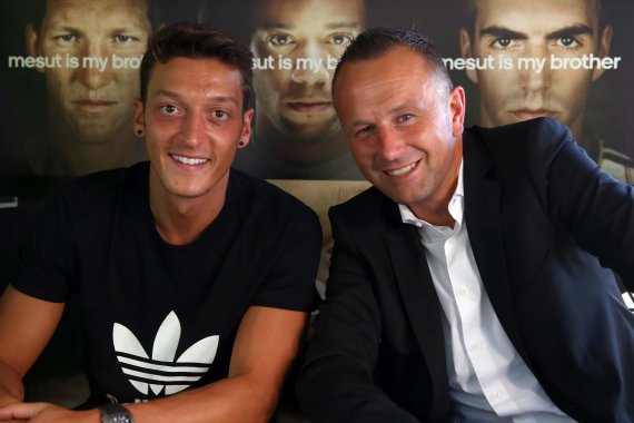 mb-170816-NeuerInhalt On the side of the national players: Oliver Brüggen (on the right), Adidas PR-head, with Mesut Özil, at that time still in Madrid announcing his adidas partnership.